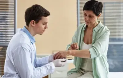 Instrumentos médicos como un estetoscopio y un monitor de presión arterial, representando un chequeo de salud anual.