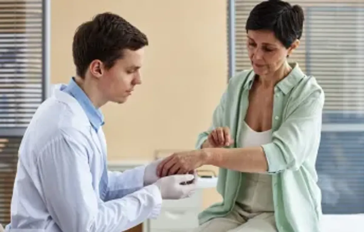 Instrumentos médicos como un estetoscopio y un monitor de presión arterial, representando un chequeo de salud anual.