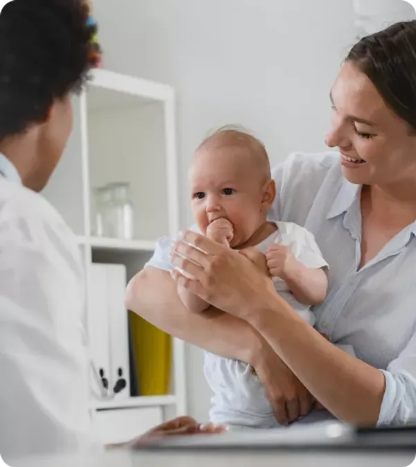 Una madre sosteniendo a su bebé recién nacido, en un ambiente tranquilo que representa la lactancia.