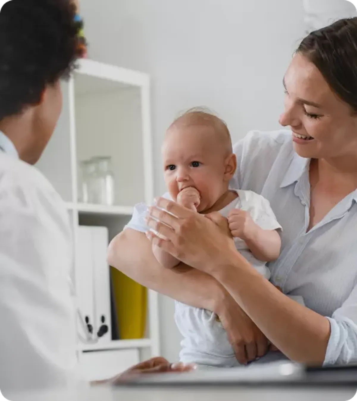 Una madre sosteniendo a su bebé recién nacido, en un ambiente tranquilo que representa la lactancia.
